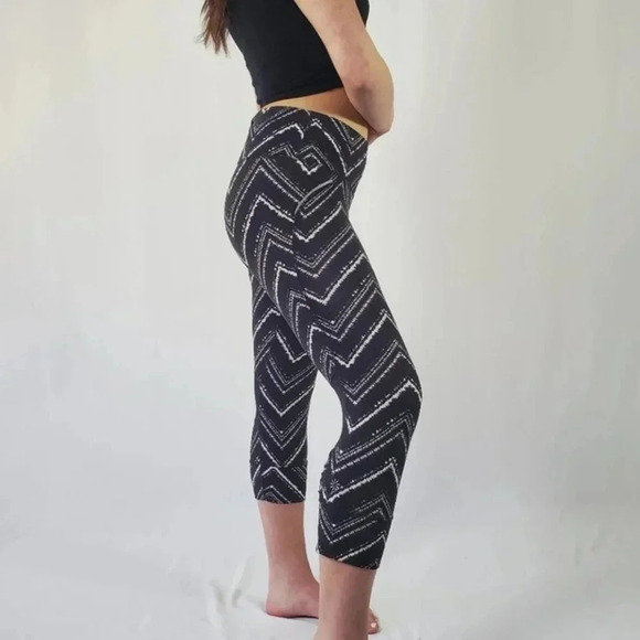 Athleta Zig Zag Relay Capri Leggings - Medium - Picture 1 of 10